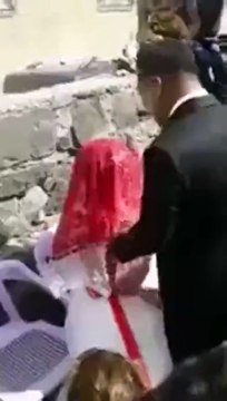 بالفيديو.. عريس يضرب عروسه أمام الحضور.. وهذا رد فعلهم المثير للجدل!