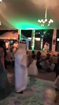 بالفيديو.. عروس تبهر الحاضرين برقصها فيشاركونها فرحتها في حفل زفاف بالكويت