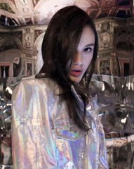 الدرجات المعدنية هي صيحة الموسم، فكيف ترتدينها لاحتفالات نهاية العام؟