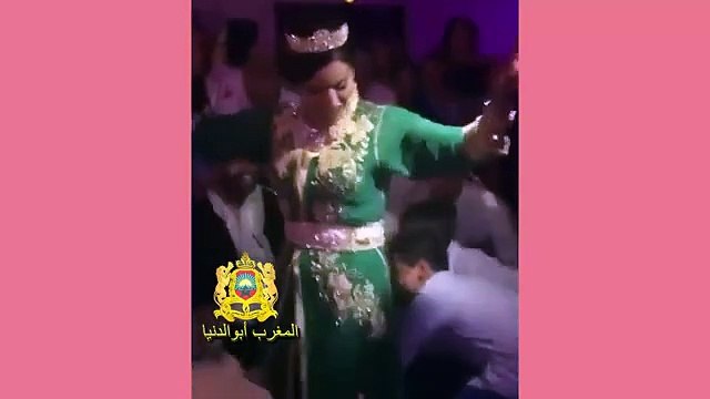 شاهدي عروس تشعل حفل زفافها وهى ترقص بِخفّة ودلع أمام الجميع