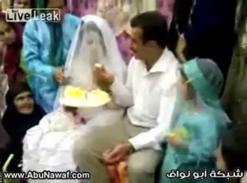 بالفيديو.. عريس يضرب عروسه خلال مراسم الزفاف أمام المعازيم لهذا السبب!