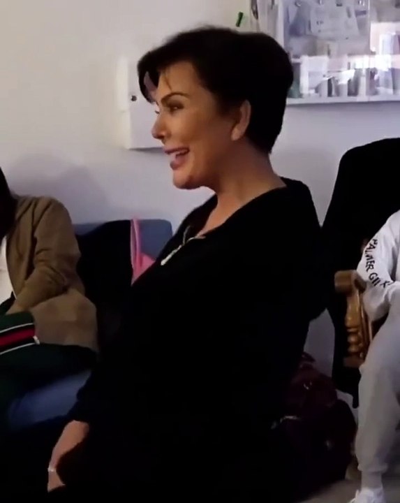 مُتكلفة أم جريئة! إطلالة كريس جينر في عيد الشكر مُثيرة للجدل بثمنها المُرتفع