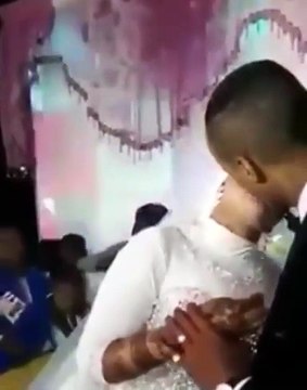 بالفيديو.. عريس سوداني يقبل عروسة أمام الحضور قبلة طويلة!