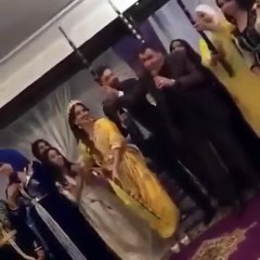 شاهد بالفيديو.. حفل زفاف يتحول إلى ساحة تراشق بالبنادق