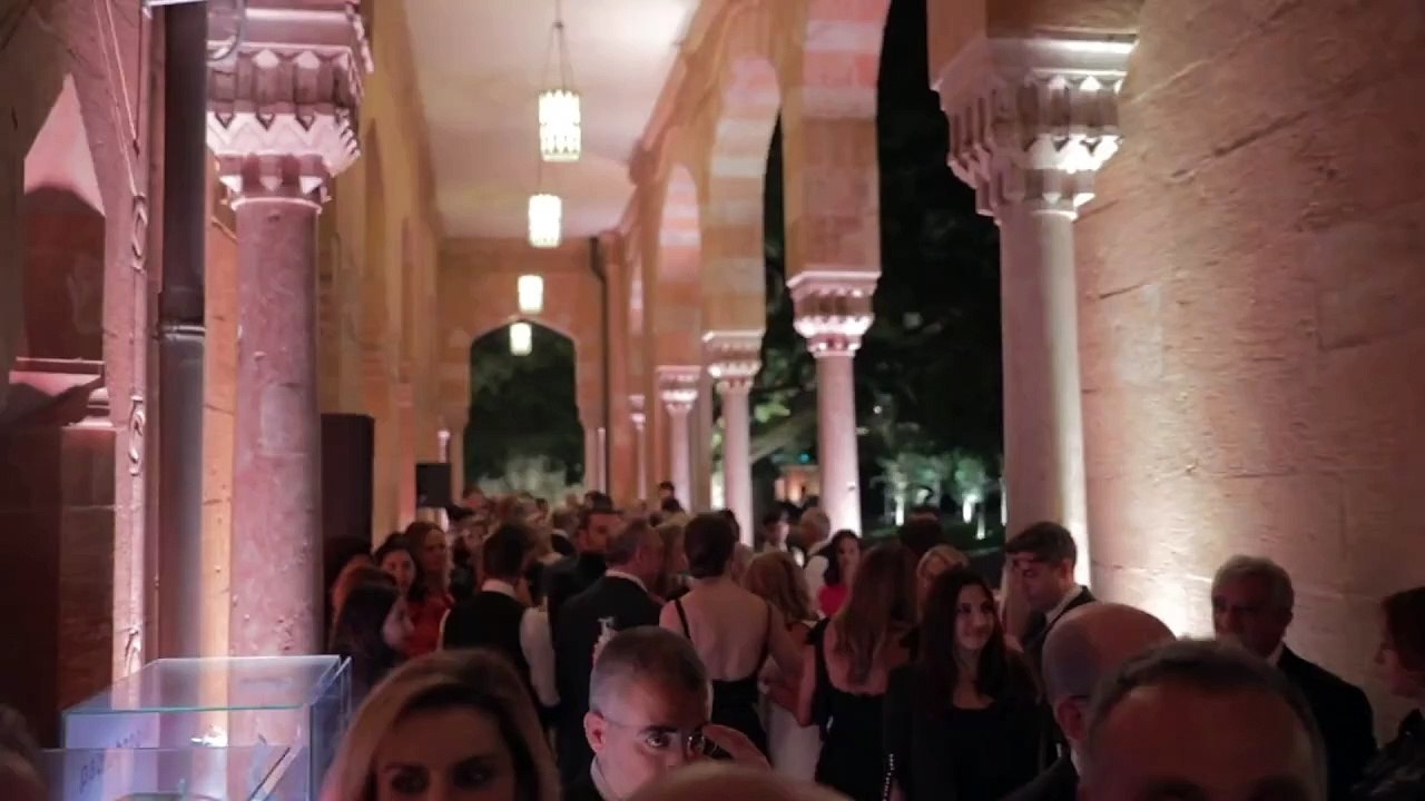 إبداعات الهوت كوتور من إيلي صعب تحيي الحياة الث...