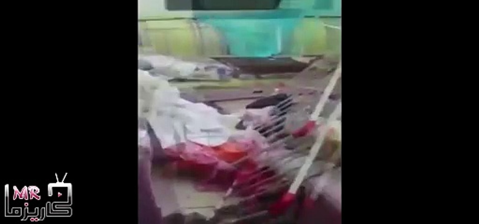 بالفيديو.. الزوجة الأولى تنتقم من زوجها بأقتحام منزل الزوجة الثانية.. شاهد ماذا فعلت!