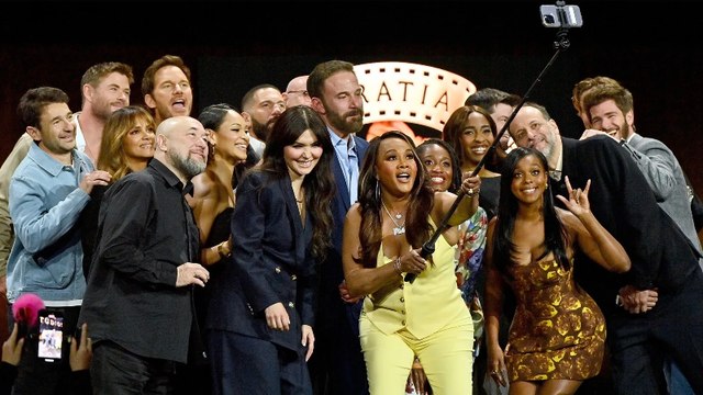 CinemaCon Epic Selfie: Chris Hemsworth, Chris Pratt, Ryan Gosling, Ben Affleck & More | THR News Video