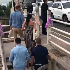 ميغان ماركل على الشاطئ الأسترالي: فستان طويل وعقود من الزهور الملوّنة!