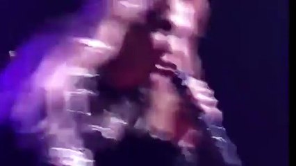 بالفيديو.. لحظة سقوط جينيفر لوبيز على المسرح.. هكذا تداركت الموقف