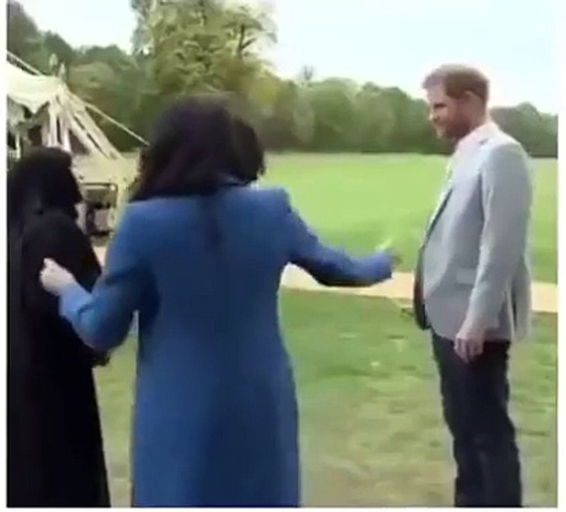 الأمير هاري يقبل فتاة محجبة بطريقة مضحكة ومثيرة للجدل !