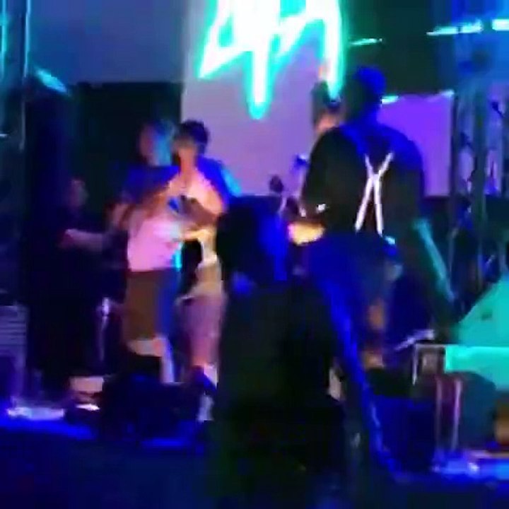 شاب يقتحم المسرح في ألمانيا وسط اندهاش رجال الأمن.. اضغطي لمشاهدة الفيديو