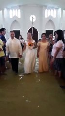 عروس تصر على إتمام الزواج رغم غرق المبنى