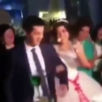 بالفيديو عريس يعتدي على عروسه يوم الزفاف بشكل غريب أمام الحضور