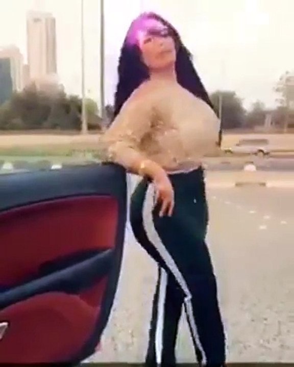 بالفيديو فتاة تقوم بتحدي كيكي بالكويت والشرطة تعاقبها