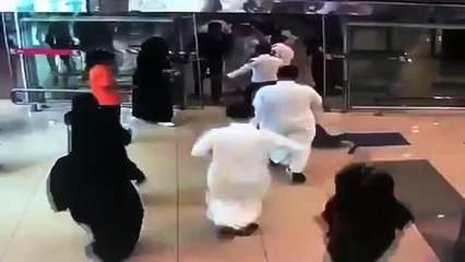 بالفيديو حادث اصطدام لطفل يتسبب في وفاته داخل مول بالسعودية