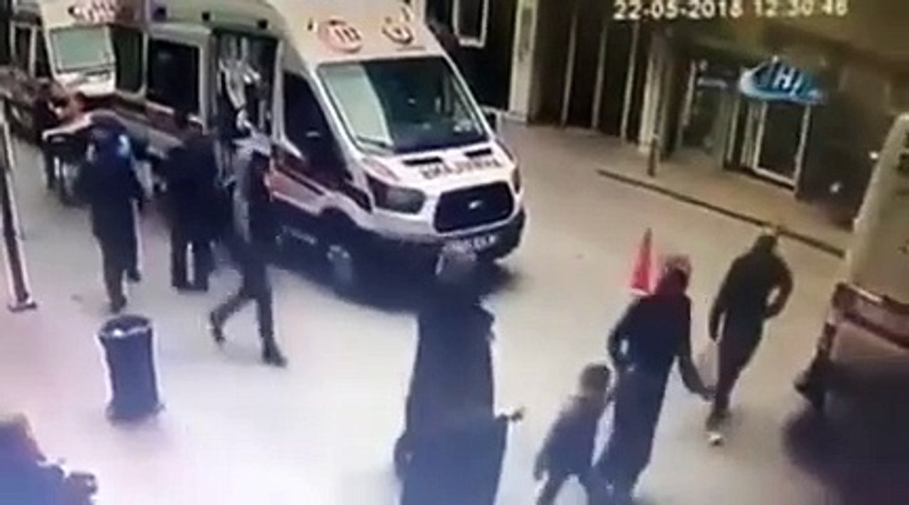 بالفيديو.. كاميرات المراقبة توثق لحظة قتل مسلح رجلاً وزوجته بسلاح ناري في وضح النهار
