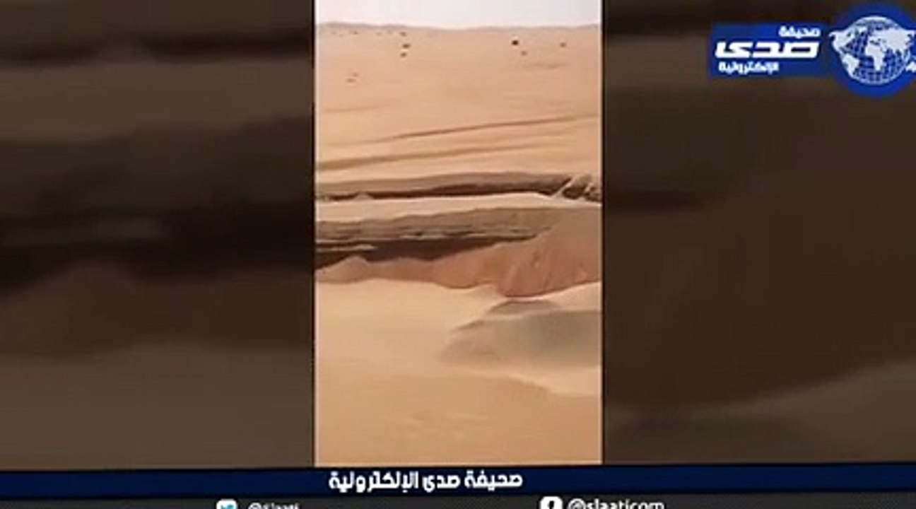 بالفيديو إعصار مكونو يترك ورائه لوحات جميلة على الرمال في الربع الخالي
