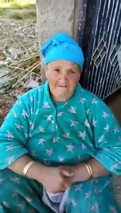 بالفيديو.. شاب مغربي يثير الجدل بعد أن انهال ضرباً على والدته المسنة ولم يرحم ضعفها