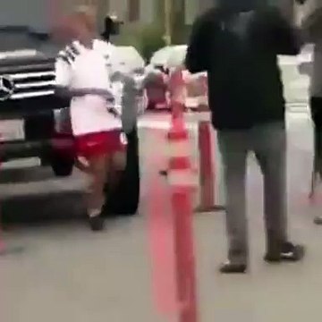 جاستن بيبر يعنف شاب أراد التقاط صورة معه