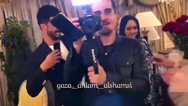 رد فعل طريف من أحلام بعد بكاء طفلة صغيرة أثناء حملها لها