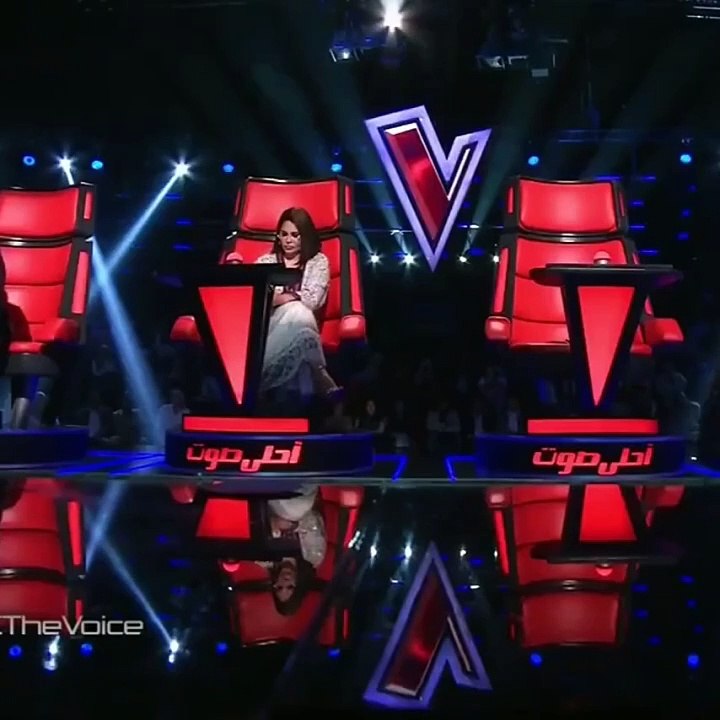 بالفيديو.. إليسا تضع محمد حماقي بموقف مُحرِج بعد تقبيله أمام الجمهور!