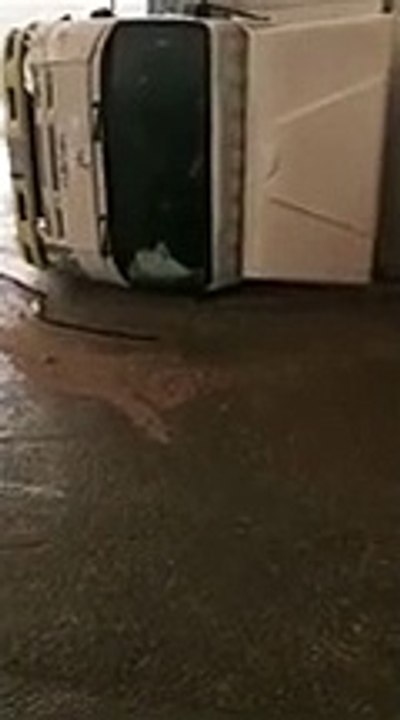 بالفيديو انقلاب شاحنة بسبب الرياح بالسعودية