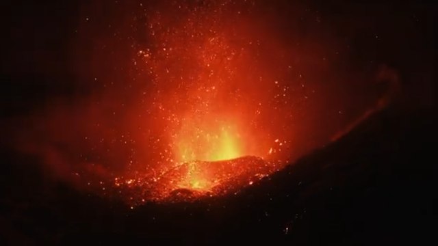 L'eruzione dell'Etna illumina il cielo notturno: lo spettacolo della fontana di lava e lapilli ripreso in un video