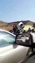 بالفيديو حادث مروري بالسعودية يتسبب في انشطار سيارة نصفين