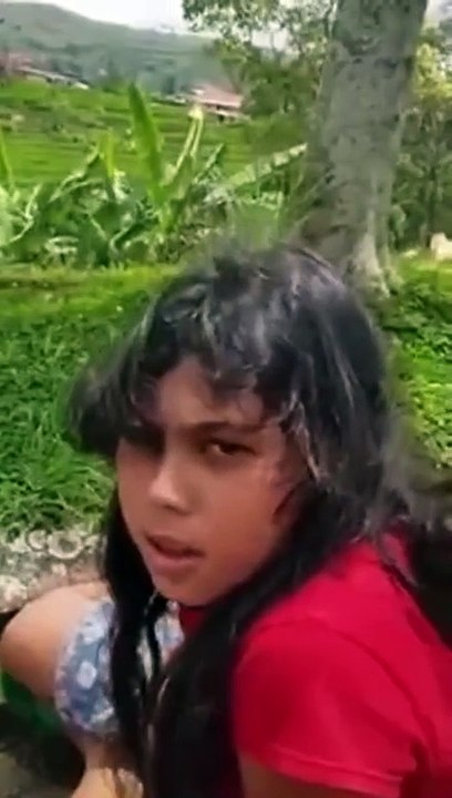 بالفيديو.. السفارة تتفاعل مع طلب طفلة سعودية البحث عن أهلها بعدما توفي والدها منذ 9 سنوات!