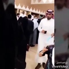 بالفيديو وصلة غزل من فتاة سعودية لبائع وسيم بمهرجان الجندارية