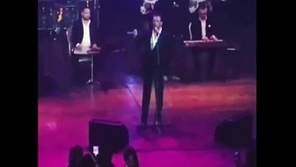 بالفيديو.. مُعجبة تقتحم المسرح لتُقبّل كاظم الساهر.. وهذا ردّ فعله!