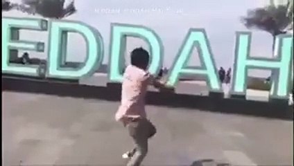 بالفيديو.. شاب يشعل شاطئ جدة الجديد برقصة لطلب الزواج من فتاة