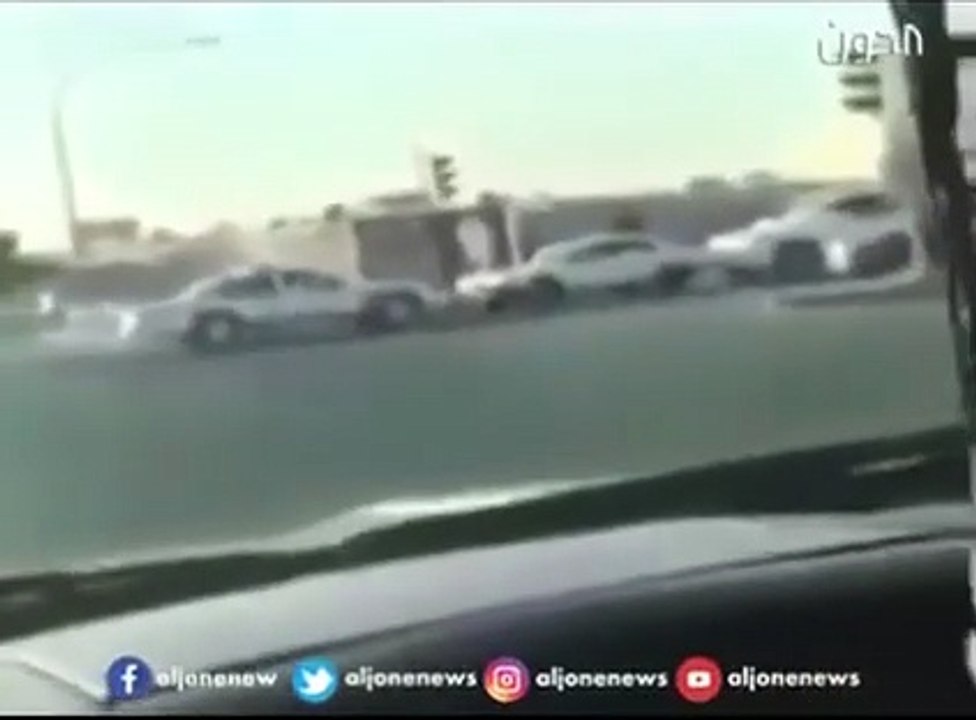 مقطع فيديو يوثق لحظة اعتداء قائد سيارة بالضرب على شرطي كويتي
