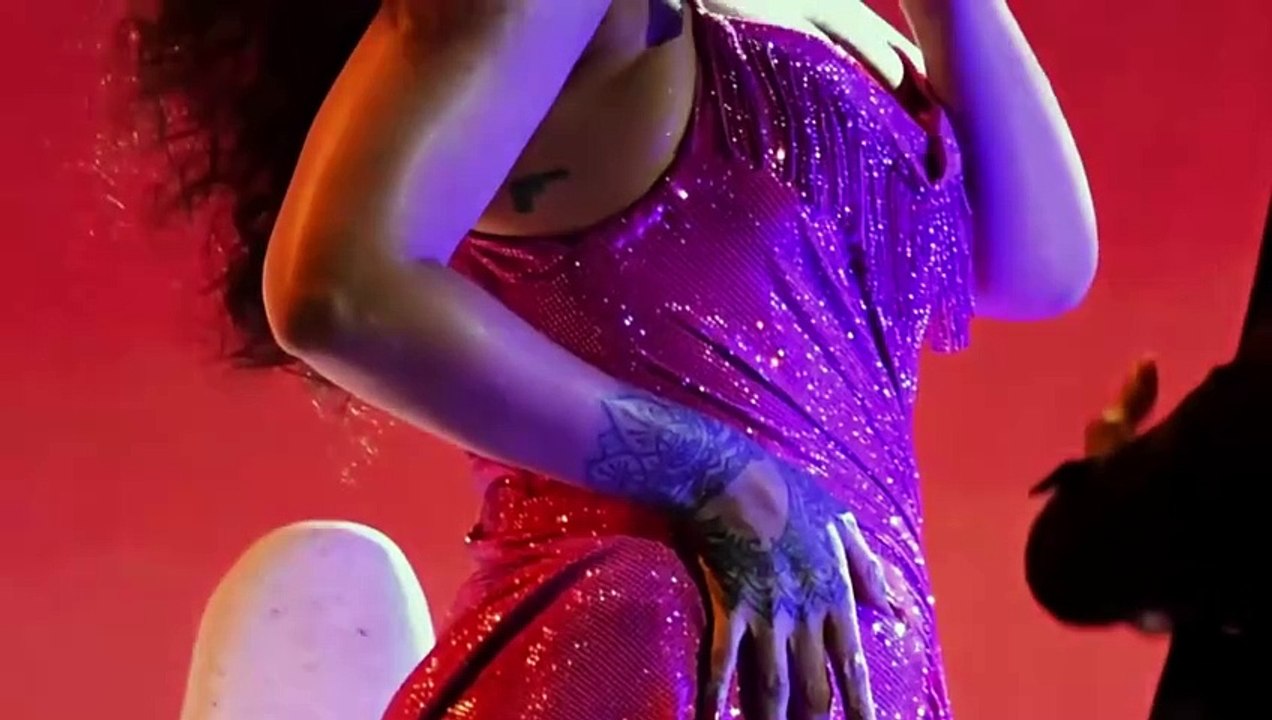 بالفيديو.. سقوط فستان ريهانا على المسرح يُثير استياء جمهورها!