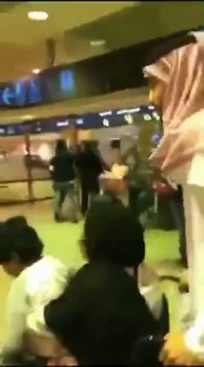 بالفيديو اسرة سعودية تودع عاملة منزلية بالدموع في المطار بعد 30 عام مع العمل لديهم