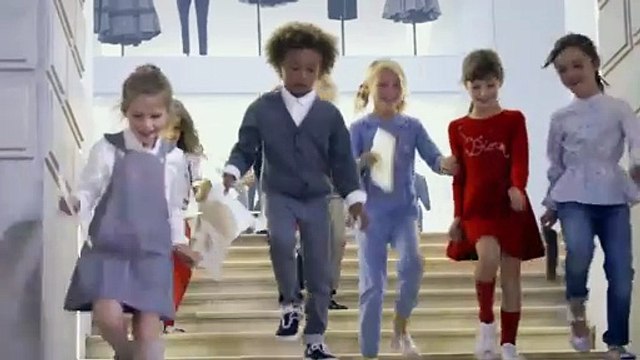 أطفال Baby Dior يرسمون تصاميم الدار الأيقونية: شاهدي الصور والفيديو