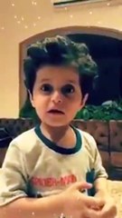 بالفيديو.. بعفوية شديدة وأسف طفل يودع الشريان ويشعل مواقع التواصل