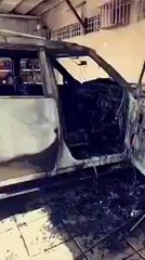 مقطع فيديو ليوثق لحظة التهام حريق سيارة بالكامل داخل فناء منزل