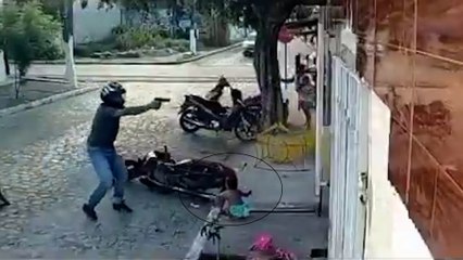 Bebê de 1 ano é abandonado pela mãe no meio de tiroteio; veja vídeo