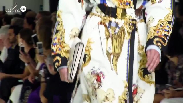 فيديو ينقلك إلى عرض فيرساتشي: احتفالية ضخمة بالذكرى العشرين لرحيل المؤسس!