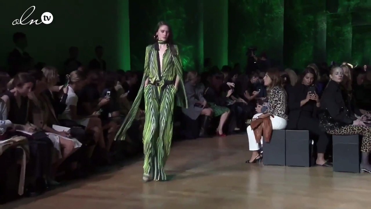 إيلي صعب لربيع وصيف 2018: الكثير من الحيوية والديناميكية والأقمشة الهدلة