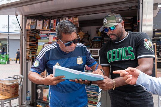 Municipio de Panamá entrega primeros cubículos a comerciantes en la renovada peatonal de avenida Central
