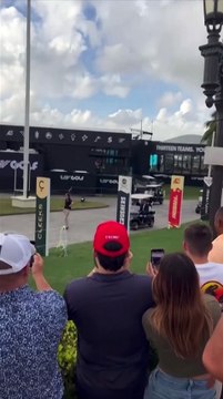Eric Trump lleva a su padre en un carrito de golf en su resort de Doral