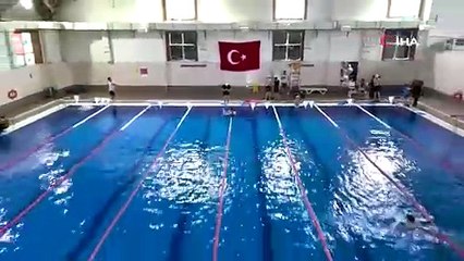 Engellerini suya bırakan bireyler yüzme ile hayata tutunuyor