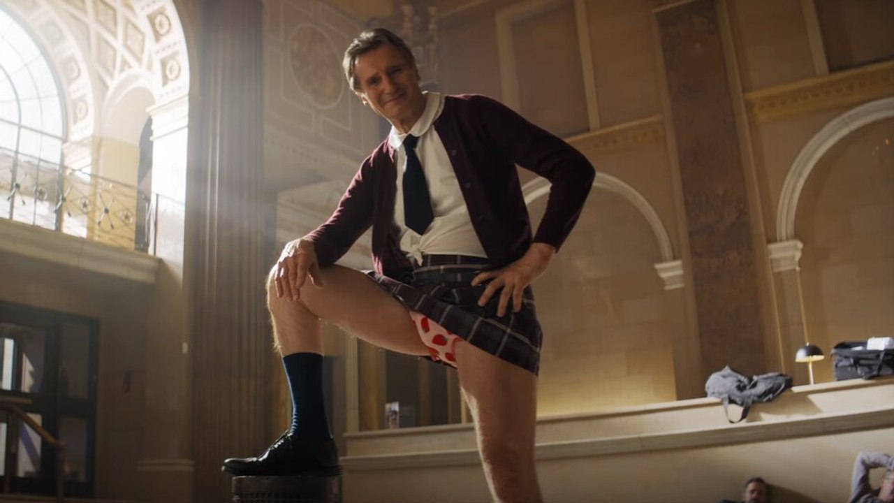 Die nackte Kanone: Im ersten Trailer tritt Liam Neeson als das härteste Schulmädchen der Polizei auf