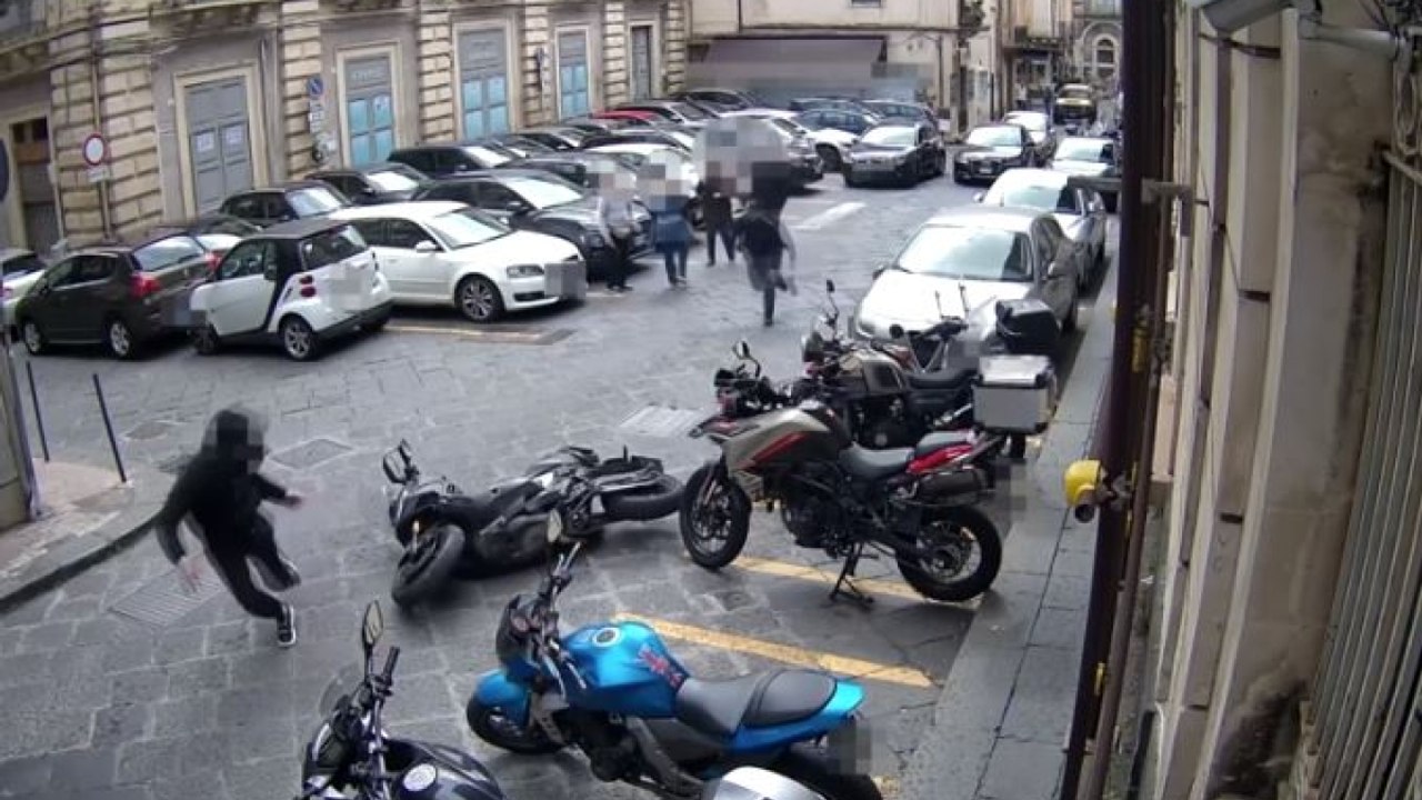 «Il casco? Ora lo metto». Poi accelera e investe un poliziotto davanti alla Questura di Catania: arrestato
