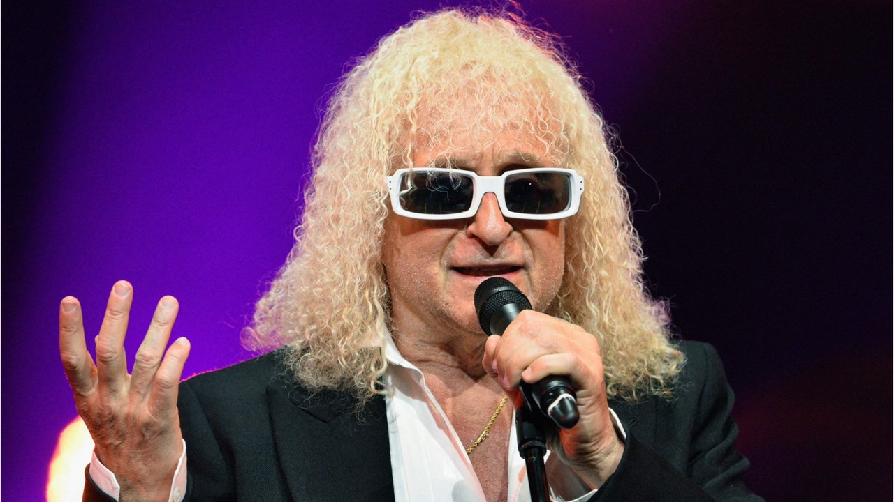 GALA VIDEO - Michel Polnareff jamais sans ses lunettes ? Que nenni ! En privé, il ne les porte “pratiquement plus”