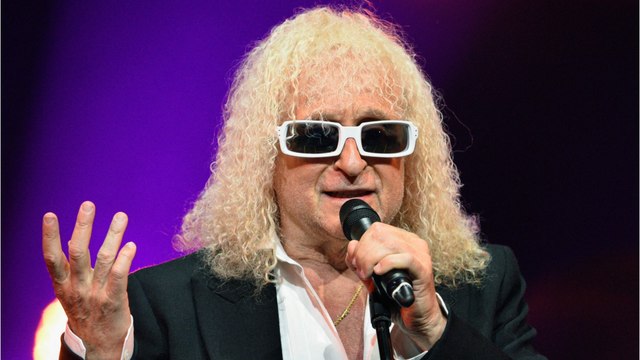 GALA VIDEO - Michel Polnareff jamais sans ses lunettes ? Que nenni ! En privé, il ne les porte “pratiquement plus”