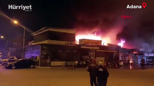 Borcunu ödemediği iddiasıyla hırdavatçının dükkanını benzin döküp, ateşe verdiler
