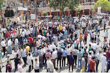 निगम की कार्रवाई से व्यापारी नाराज, बाजार बंद कर विरोध प्रदर्शन